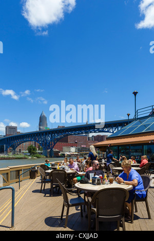 Shooters Bar und Restaurant am Ufer des Cuyahoga Rivers im Stadtteil Wohnungen, Cleveland, Ohio, USA Stockfoto