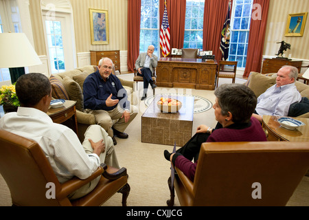 US-Präsident Barack Obama hält eine Sitzung 28. August 2011 im Oval Office, die Folgen von Hurrikan Irene zu diskutieren. An der Versammlung teilzunehmen, von links, sind: FEMA Administrator Craig Fugate; Chef des Stabes Bill Daley; Homeland Security Secretary Janet Napolitano; und John Brennan, Assistent des Präsidenten für innere Sicherheit und Bekämpfung des Terrorismus. Stockfoto