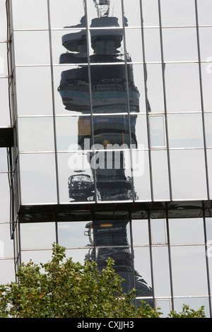 BT british Telecom Tower spiegelt sich im Gebäude, Euston, London Stockfoto