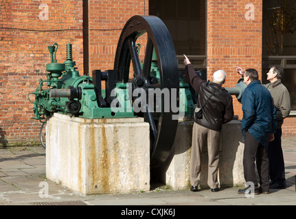 Besucher diskutieren eines alten Crossley Motors zeigen außerhalb des Museum für Wissenschaft und Industrie, Castlefields, Manchester, UK Stockfoto