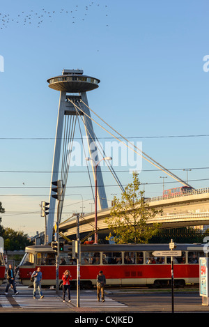 Novy entworfen die meisten (neue Brücke) von A. Tesár, J. Lacko und I. Slameň, Bratislava, Slowakei, Europa Stockfoto