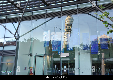 Reflexion der BT Tower im Fenster des Bürogebäudes, London Stockfoto