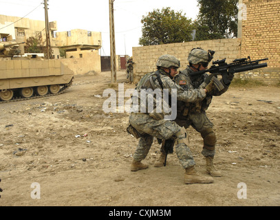 US-Armeesoldaten von Bravo Company, 1. Kavallerie-Division während einer Patrouille Fuß Februar 151, 2007 in Buhriz, Irak. Stockfoto