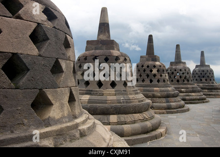 Fünf Stupas Conceling Budda Statuen, Borobudur, Java, Indonesien. Stockfoto