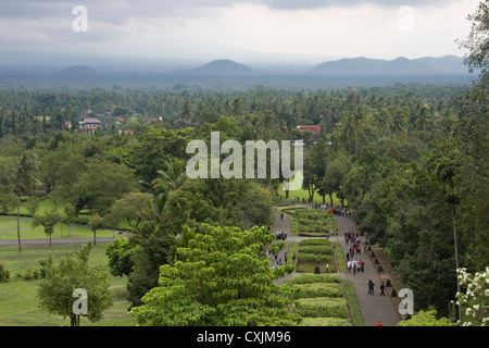 Blick von der Spitze der Borobudur der Lust grünen Wald & erloschener Vulkane, Java, Indonesien. Stockfoto