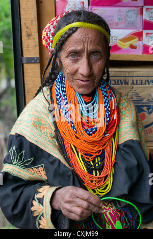 Ältere Kalash Frau mit blauen Augen bei Krakl Dorf, Bumburet Tal, Chitral, Khyber-Pakhtunkhwa, Pakistan Stockfoto