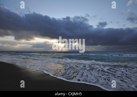 Stürmischer Sonnenuntergang über dem Mittelmeer in der Nähe der Stadt Polis auf der Nord-West-Küste von Zypern Stockfoto