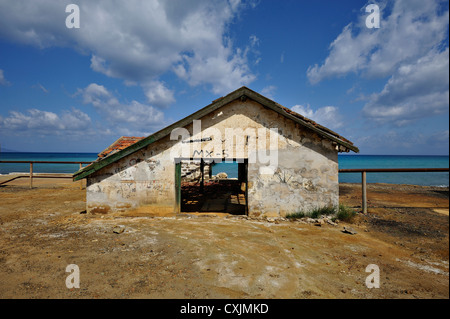 Verbrannt und verlassenen Café an der mediterranen Küste nahe der Stadt Polis in Nord-West-Zypern Stockfoto