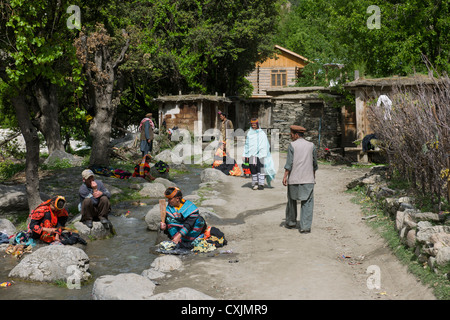 Kalash Mädchen Wäsche waschen in einem Bach in Balangur Dorf, Rumbur Tal, Chitral, Pakistan Stockfoto