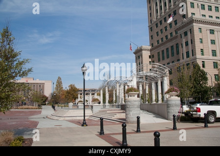 Pack quadratische Pergola in der Nähe von Gerichtsgebäude in der Innenstadt von Asheville, North Carolina Stockfoto