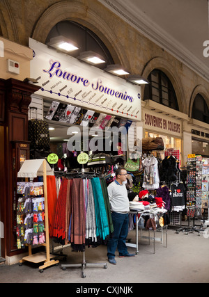 Stände integriert das Musée du Louvre verkaufen Souvenirs wie T-shirts, Mützen, Lavendelsäckchen, Kühlschrank-Magnete, Schals, Karten Stockfoto