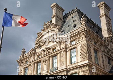 French Flag (tricolor) fliegen in einem Abschnitt des Musée du Louvre, Frankreich der bekannteste und größte Museum & Art Gallery Stockfoto