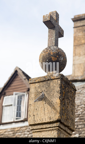 Alten Sonnenuhr garniert mit Reichsapfel und Kreuz in Cotswolds Stadt von Stanton Stockfoto