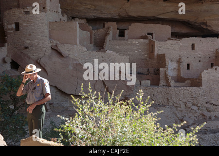 US-Parkranger im Cliff Palace, Mesa Verde Nationalpark, Colorado USA Stockfoto