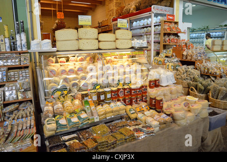 Käse-Stall im kommunalen Markt von Chania, Sofia Venizelou Square, Chania, Chania Region, Kreta, Kreta Region, Griechenland Stockfoto