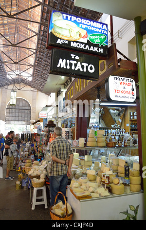 Käse-Stall im kommunalen Markt von Chania, Sofia Venizelou Square, Chania, Chania Region, Kreta, Kreta Region, Griechenland Stockfoto