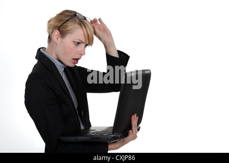 Frau erwischt vor computer Stockfoto