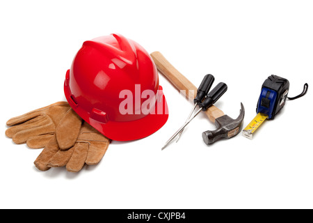 Roter Schutzhelm mit verschiedenen Tools auf weißem Hintergrund Stockfoto