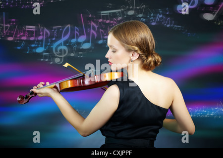 Kreative Bild einer jungen Frau mit dem Geigenspiel Stockfoto