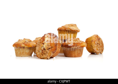 Reihe von würzigen Muffins auf einem weißen Hintergrund Stockfoto
