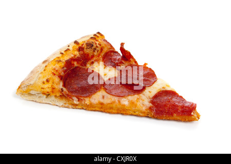 Stück Salami Pizza auf weißem Hintergrund Stockfoto