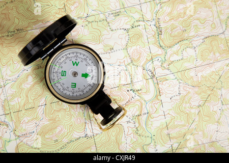 Topographische Karte und Kompass Stockfoto