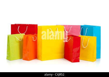 Reihe von sortierten farbigen Tragetaschen auf weißem Hintergrund Stockfoto