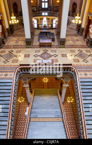 Schöne Treppe und Fliesen arbeiten führende Rotunde Lobby innerhalb der Iowa State Capitol Gebäude oder Statehouse in Des Moines Stockfoto