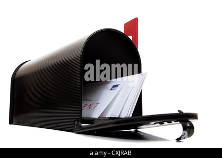 Schwarzer Briefkasten mit mehreren Buchstaben drin auf weißem Hintergrund Stockfoto