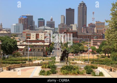 Pioniere der Gebiet-Statue mit Blick auf Skyline von Gebäuden der Innenstadt von Des Moines, Iowa Stockfoto