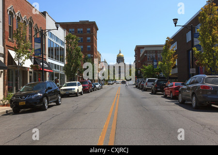 Einzelhandelsgeschäfte auf Locust Street in der Innenstadt von Des Moines, Iowa State Capitol Building oder Statehouse führt Stockfoto