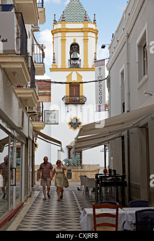 Passanten In Plaza Del Socorro Ronda Malaga Spanien Stockfoto