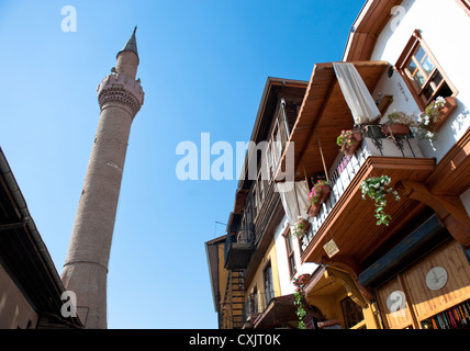 Minarett einer Moschee und traditionellen Häuser in der alten Stadt Ankara, Hauptstadt der Türkei Stockfoto