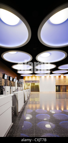 Check-In-Anlage, Dublin Airport, Dublin, Irland. Architekt: Moloney O'Beirne Architects, 2012. Blick auf Check-in Schalter zeigen Stockfoto