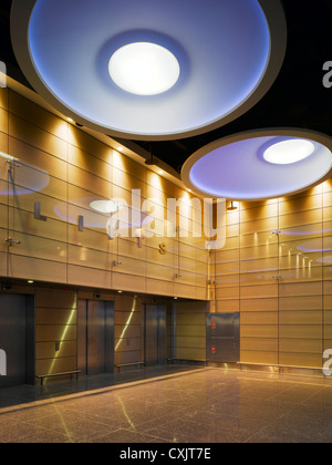 Check-In-Anlage, Dublin Airport, Dublin, Irland. Architekt: Moloney O'Beirne Architects, 2012. Ansicht von künstlicher Beleuchtung ab Stockfoto