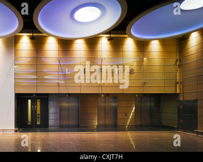 Check-In-Anlage, Dublin Airport, Dublin, Irland. Architekt: Moloney O'Beirne Architects, 2012. Ansicht von künstlicher Beleuchtung ab Stockfoto