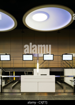 Check-In-Anlage, Dublin Airport, Dublin, Irland. Architekt: Moloney O'Beirne Architects, 2012. Ansicht von künstlicher Beleuchtung ab Stockfoto