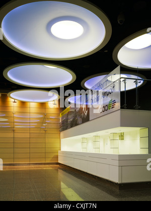 Check-In-Anlage, Dublin Airport, Dublin, Irland. Architekt: Moloney O'Beirne Architects, 2012. Ansicht von künstlicher Beleuchtung ab Stockfoto