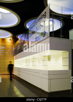 Check-In-Anlage, Dublin Airport, Dublin, Irland. Architekt: Moloney O'Beirne Architects, 2012. Ansicht von künstlicher Beleuchtung ab Stockfoto