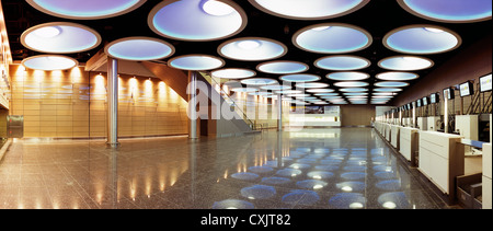 Check-In-Anlage, Dublin Airport, Dublin, Irland. Architekt: Moloney O'Beirne Architects, 2012. Ansicht der Check-in am Automaten-show Stockfoto