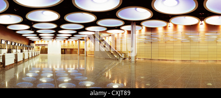 Check-In-Anlage, Dublin Airport, Dublin, Irland. Architekt: Moloney O'Beirne Architects, 2012. Ansicht der Check-in am Automaten-show Stockfoto