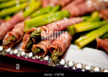 Proscuitto wickelte Spargel Stockfoto