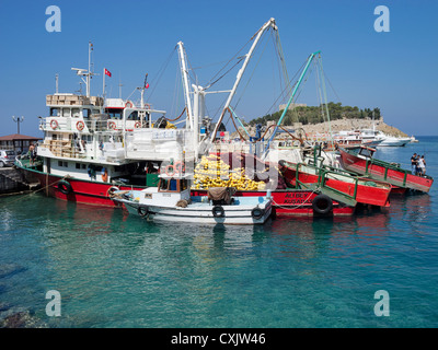 Türkische Angelboote/Fischerboote in Kusadasi (Ephesus), Türkei mit Pigeon Island auf dem Rücken gefesselt Stockfoto