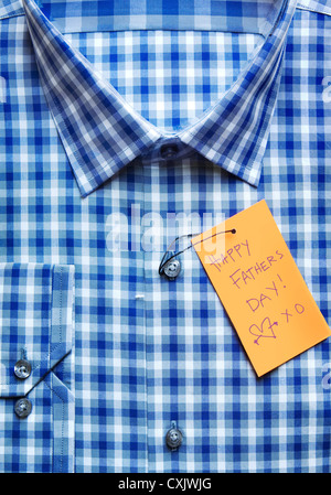 Shirt mit glückliche Vatertag-Tag in Nahaufnahme Stockfoto