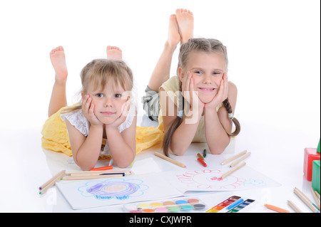 Zwei Schwestern ziehen auf dem Album. Stockfoto