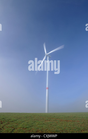 Windkraftanlage im Feld, Marktheidenfeld, Bayern, Deutschland Stockfoto