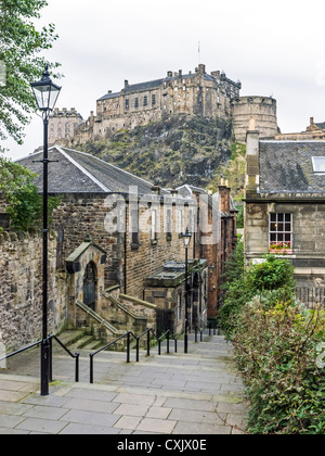 Edinburgh Castle und die Vennel von Browns Ort im schottischen Edinburgh mit jüdischen Tempel Eingang links gesehen. Stockfoto