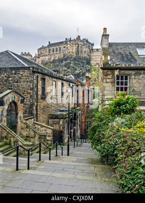 Edinburgh Castle und die Vennel von Browns Ort im schottischen Edinburgh mit jüdischen Tempel Eingang links gesehen. Stockfoto
