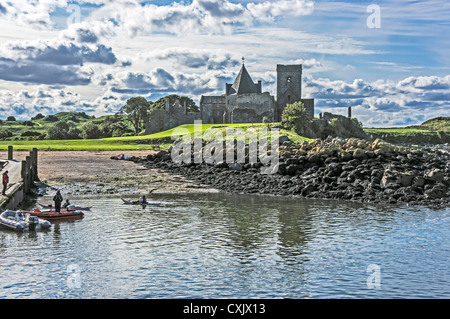 St. Colm Abtei auf der kleinen Insel Inchcolm im Firth of Forth gegenüber Edinburgh in Schottland mit Pier links Stockfoto