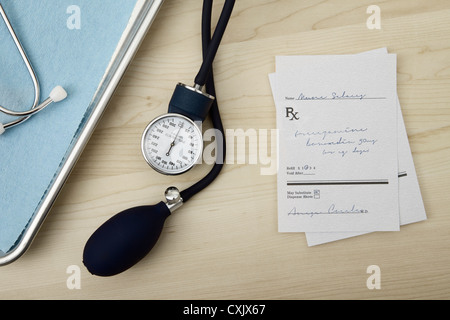 Stethoskop, Blutdruckmessgerät, Prescription Pad und medizinische Fach, Birmingham, Alabama, USA Stockfoto